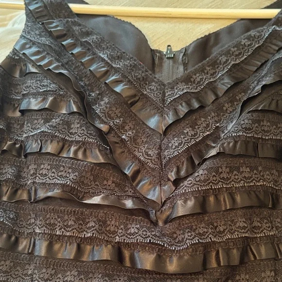 JS Collections Black Ruffled Lace V-Neck top. - Picture 3 of 4